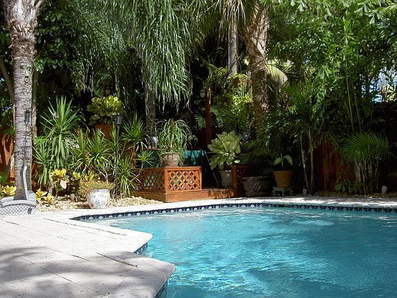 5th image of 705 SE 10th St