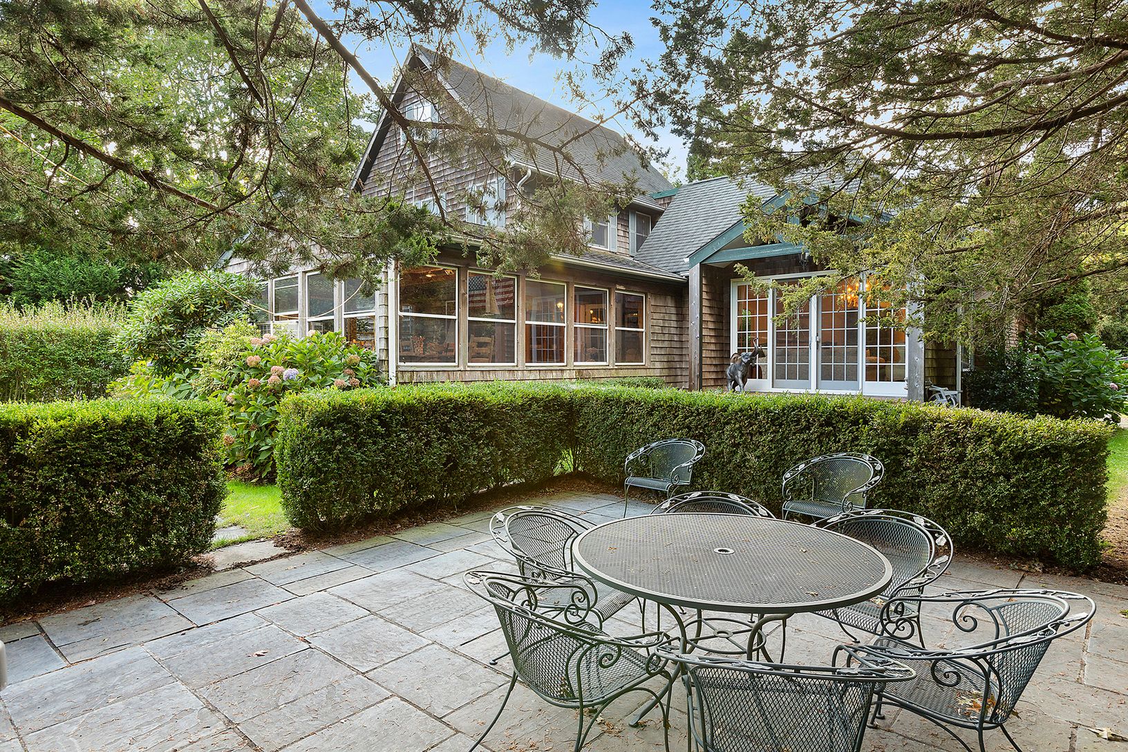  Outdoor seating area