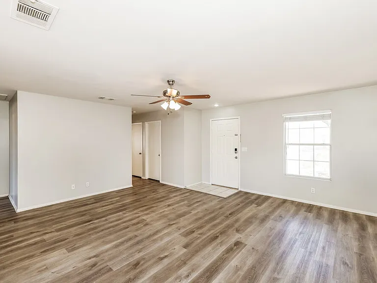 681 Indian Row Ct — Photo 4