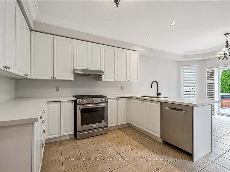 54 Stonebrook Cres — Photo 13
