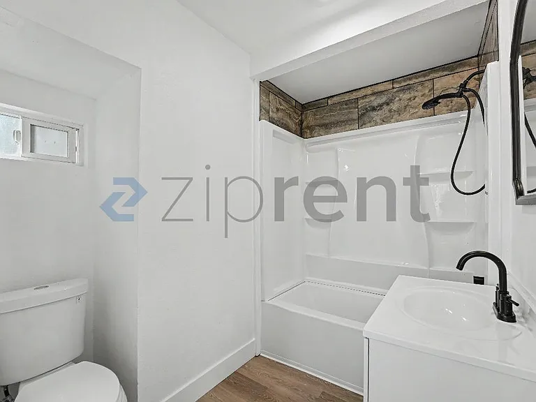 515 E 55th St — Photo 15
