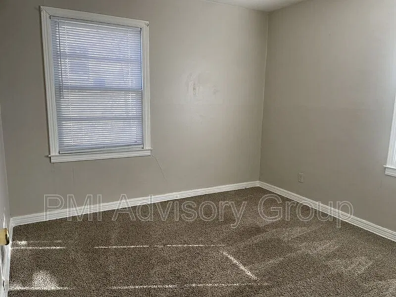 3 bed, 1.0 bath, 1104 sqft, $1,200 — Photo 2
