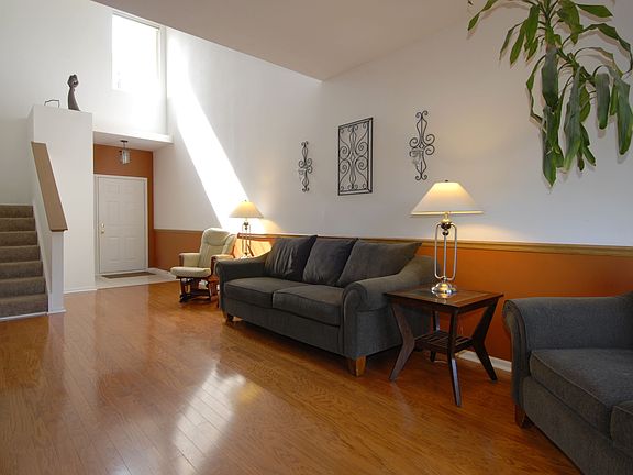 2nd image of 934 Parkhill Cir #934