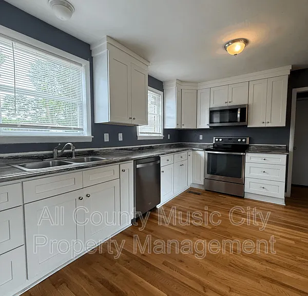 522 Bentley St — Photo 3