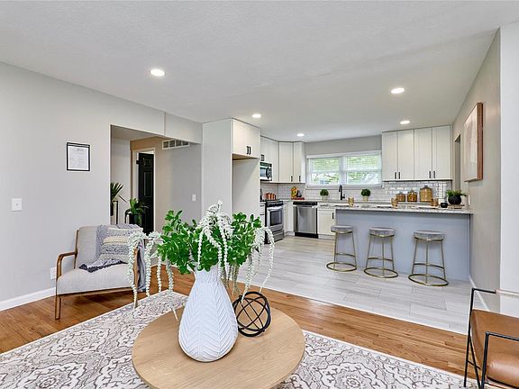 5th image of 2260 Somerset Dr