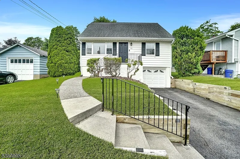 51 Hoffman Ave photo 1