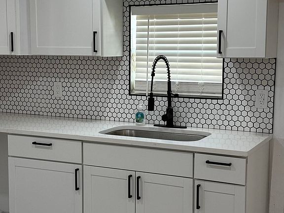 5th image of 207 Cochran St
