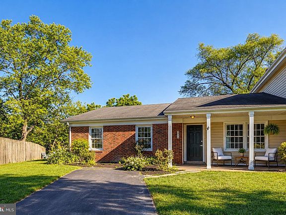 3rd image of 413 Harding Ct