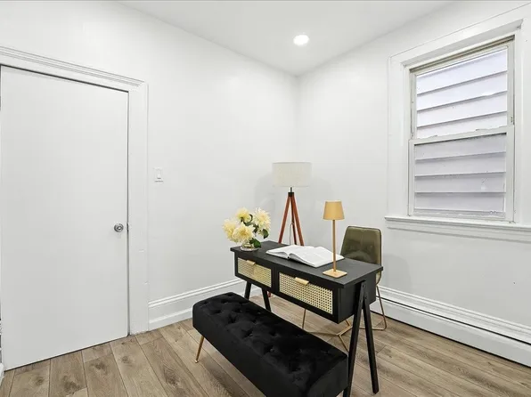 283 Griffith Street image 14 of 24