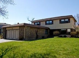 15 W Brookwood Dr, Arlington Heights, IL 60004