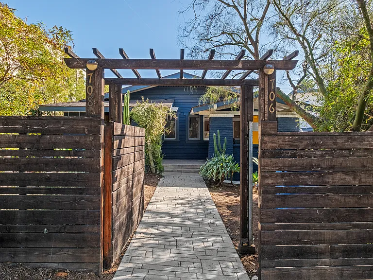 706 N La Fayette Park Pl — Photo 1