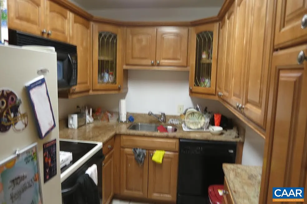 3 bed, 2.0 bath, 964 sqft, $3,000 — Photo 3