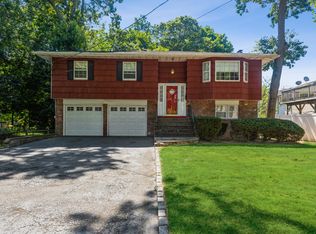 2032 Woodbine Ave, Merrick, NY 11566