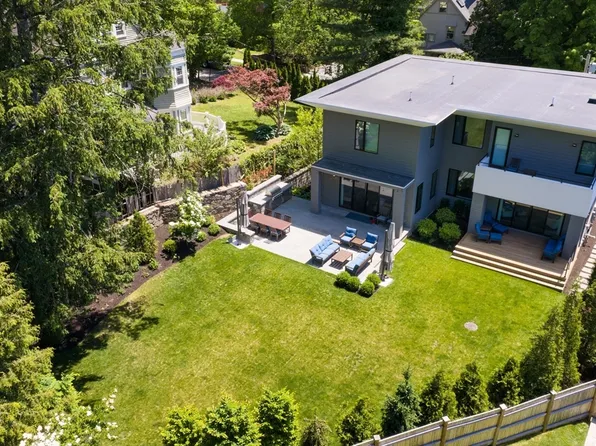 221 Gardner Rd, Brookline, MA 02445