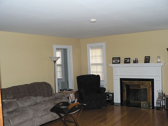 LR w/fireplace