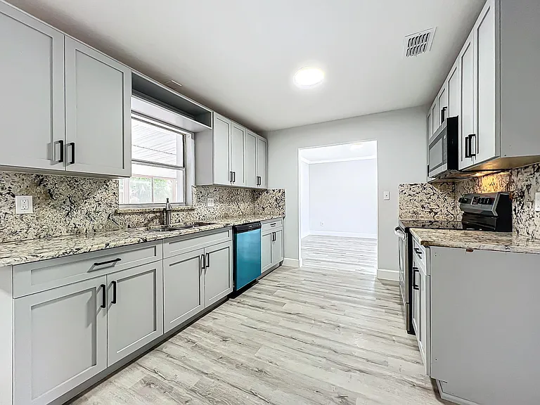3230 Caulfield St — Photo 4