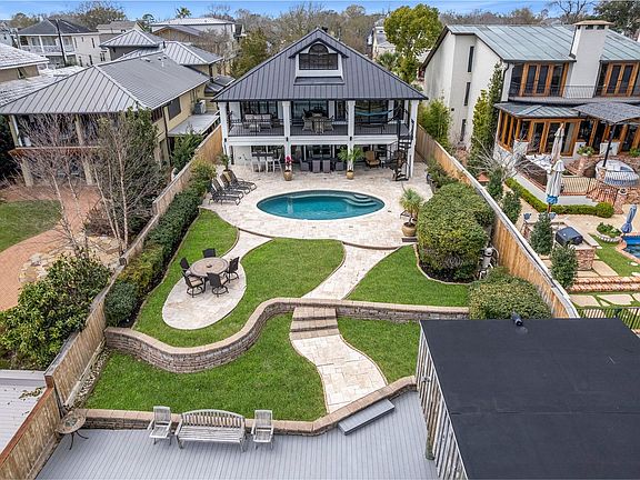 3rd image of 221 Blue Point Rd