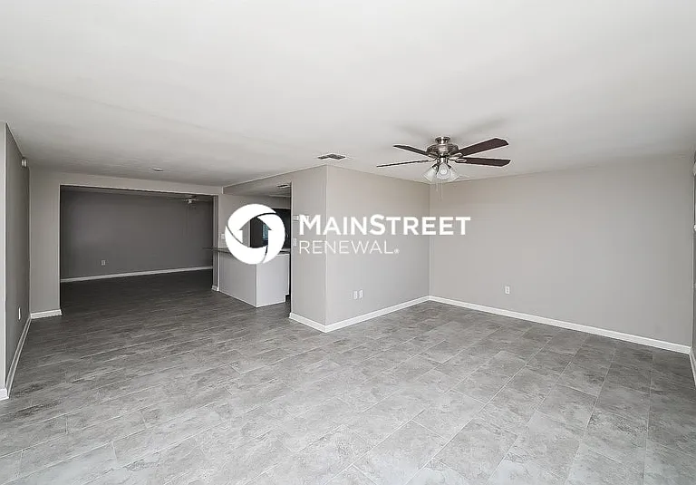 4010 Stratfield Dr — Photo 2