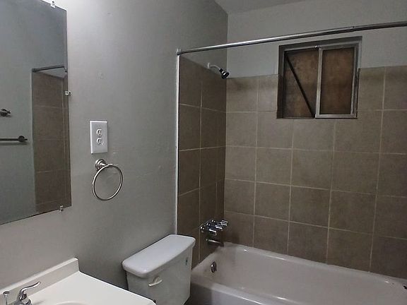 5th image of 1590 Oakwood St