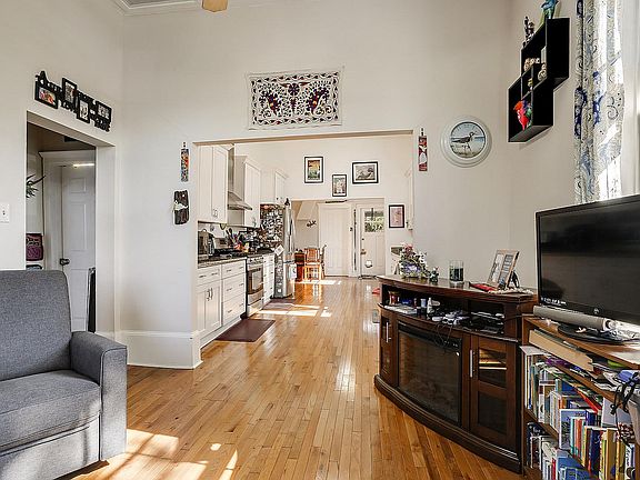 3rd image of 908 Pacific Ave