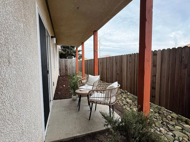864 Pioneer St — Photo 18