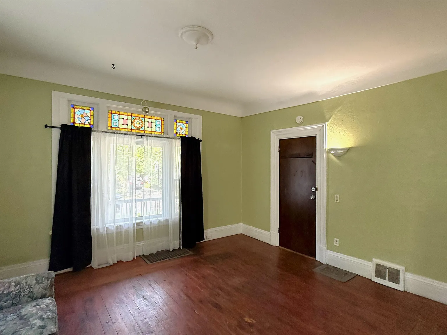 1 bed, 1.0 bath, 825 sqft, $900 — Photo 2