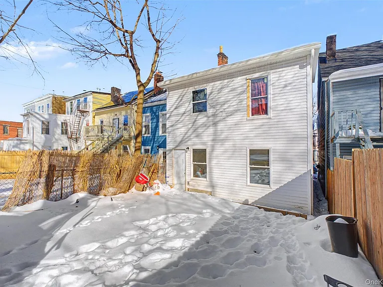 61 Carson Ave — Photo 10