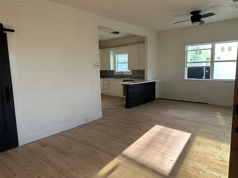 405 E College St — Photo 22