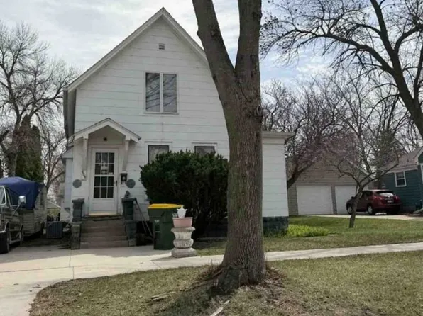 909 5th St S, Saint James, MN 56081