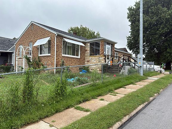 3rd image of 2942 Gold St
