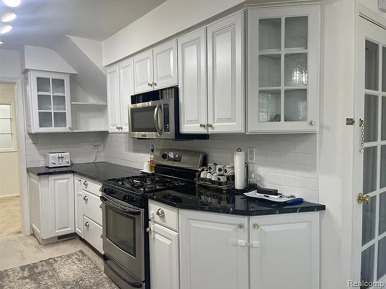 740 N Vernon St — Photo 9