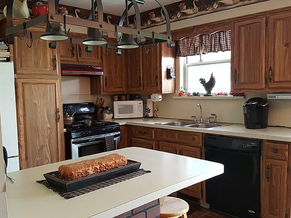 Kitchen with island 