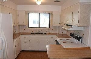 4th image of 611 Washington St