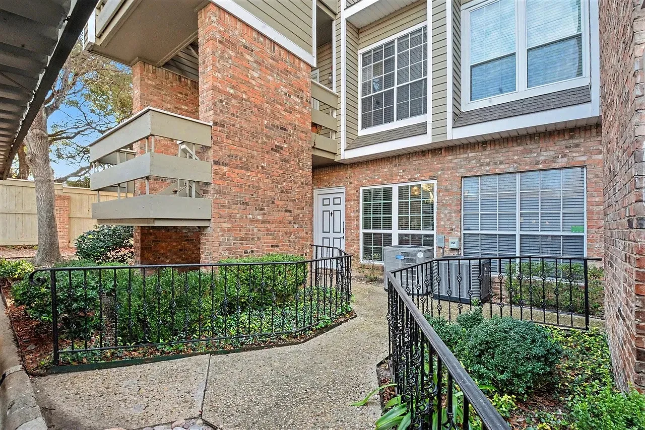 2 bed, 1080 sqft, $2,600 — Photo 1