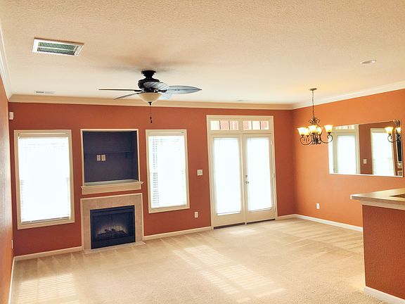 Soaring 9Ft Ceilings In Open Living/Dining/Kitchen