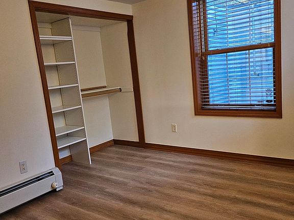 Entry way with space for office desk.