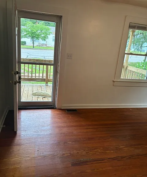 1006 W Saunders Ave — Photo 13