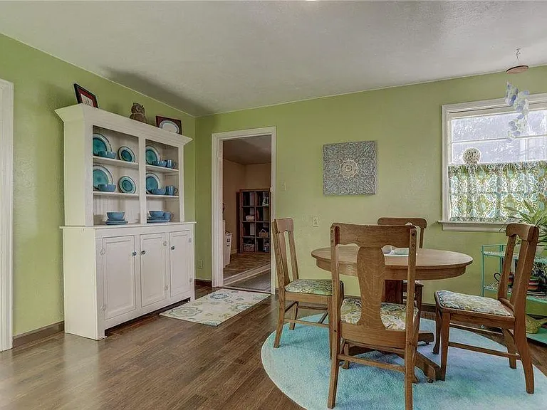 810 E Geneseo St — Photo 5