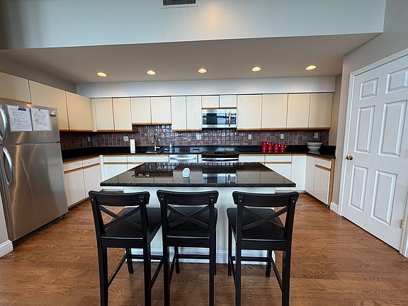 5th image of 841 Parker St APT 306
