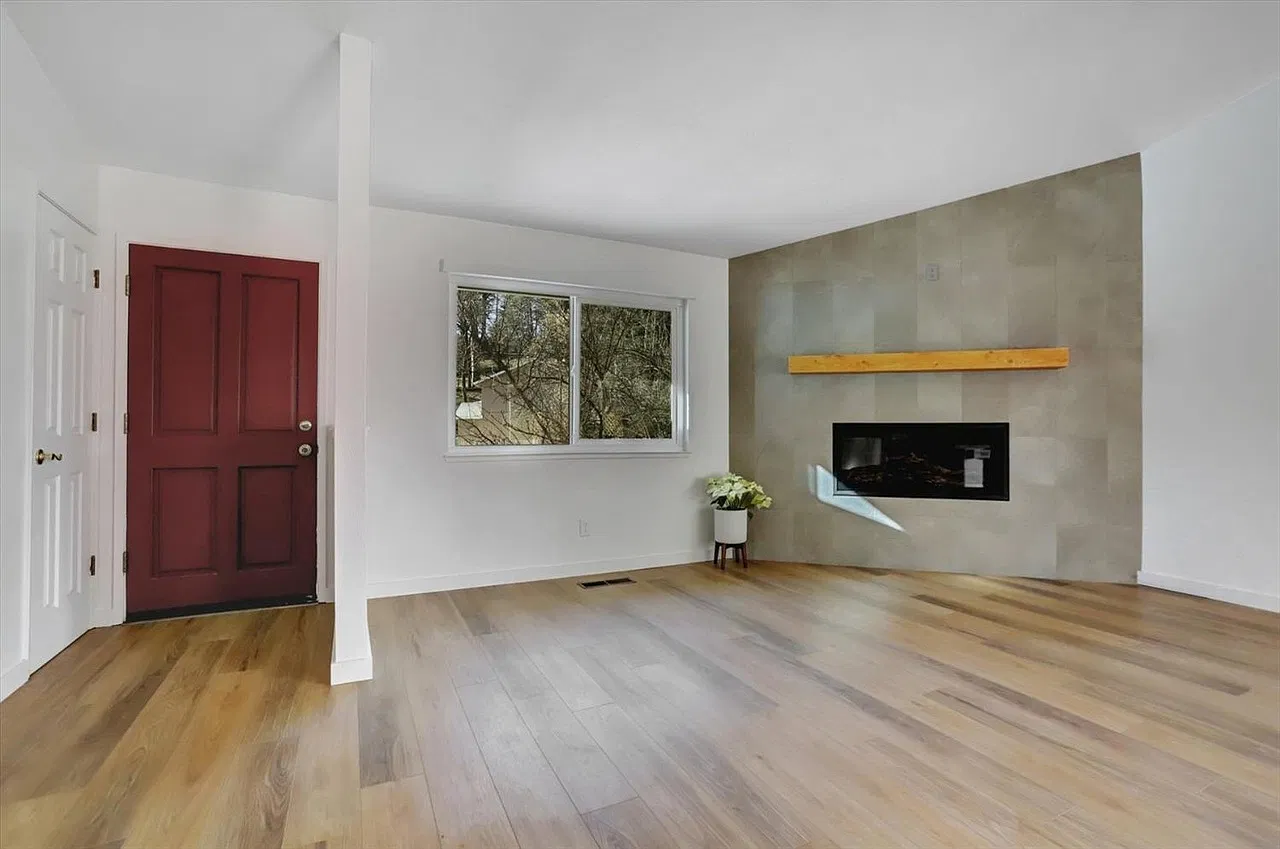 749 Doris Dr — Photo 3
