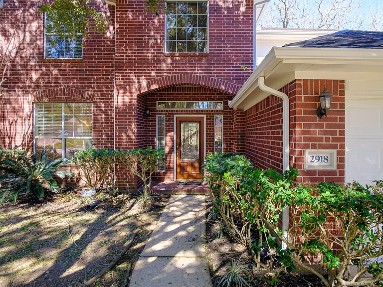 2918 Five Oaks Dr — Photo 8