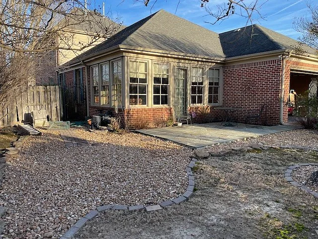 1923 Laurel Ln — Photo 3