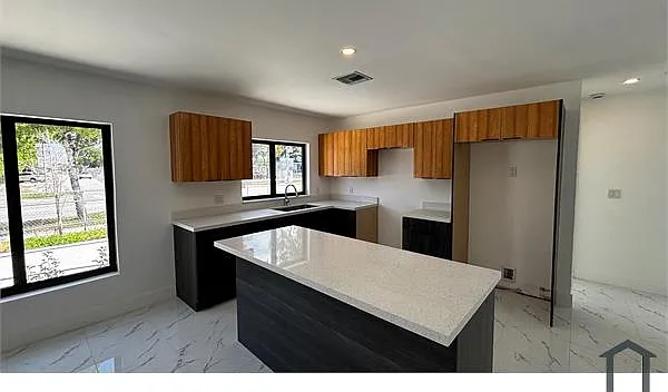 3 bed, 1350 sqft, $3,100 — Photo 3