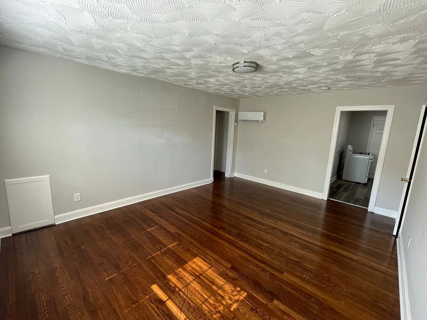 Coming Soon! Refreshed 1 Bed, 1 Bath Apt. — Photo 2