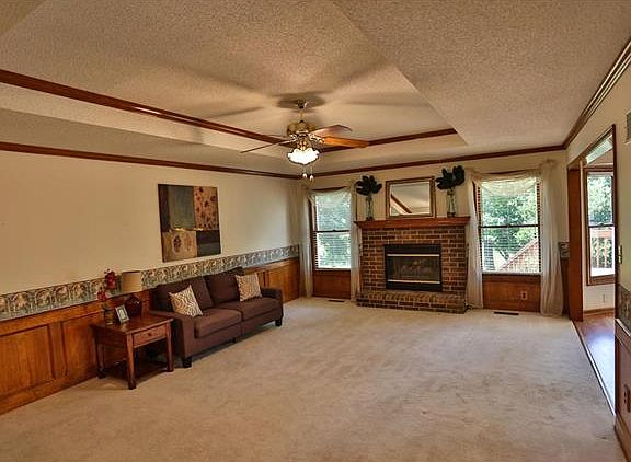 4th image of 705 NE Jamestown Ct