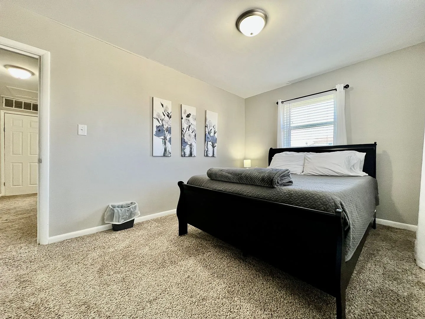 Welcoming Two Bedroom Apartment on Whitaker — Photo 3