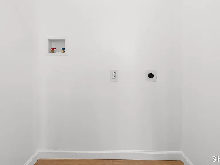 810 Brewster St — Photo 24