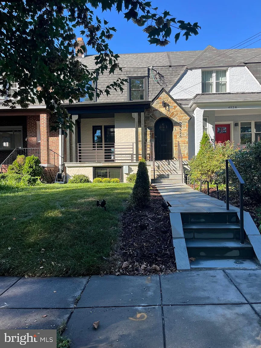 4526 S Dakota Ave NE photo 1