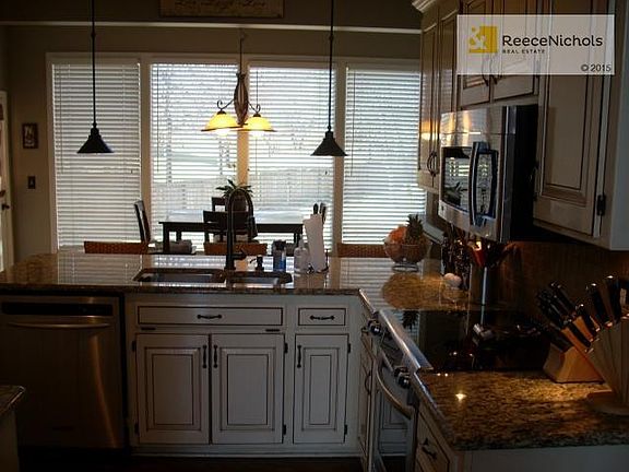 Kitchen island Bar with Granite, newer stainless appliances