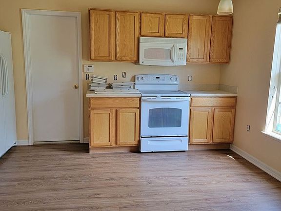 3rd image of 1393 N Kenmore Dr